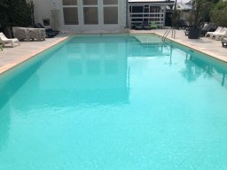 piscina a doppia profondita con scala alla tropezienne pvc colore sabbia e bordo micheletto